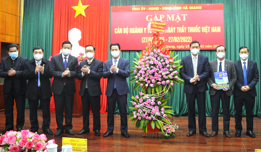 Các đồng chí lãnh đạo tỉnh tặng hoa chúc mừng ngành Y tế nhân Ngày Thầy thuốc Việt Nam