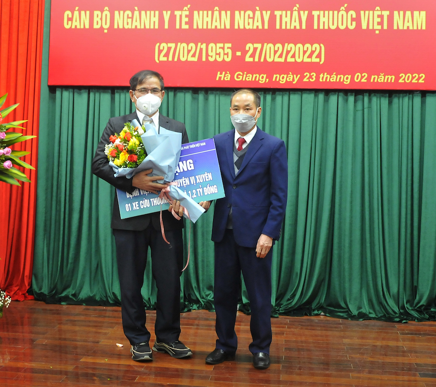 Lãnh đạo BIDV Hà Giang trao tặng 1 xe cứu thương cho Bệnh viện Đa khoa Vị Xuyên.