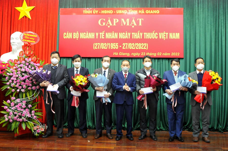 Lãnh đạo BIDV Hà Giang tặng quà đội ngũ cán bộ ngành Y tế Hà Giang.