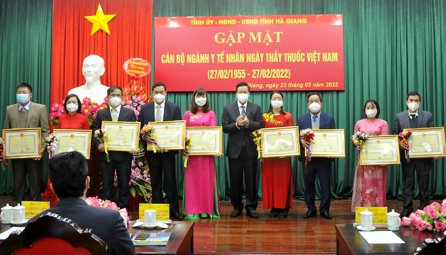Chủ tịch UBND tỉnh Nguyễn Văn Sơn tặng Bằng khen cho các tập thể có thành tích xuất sắc.