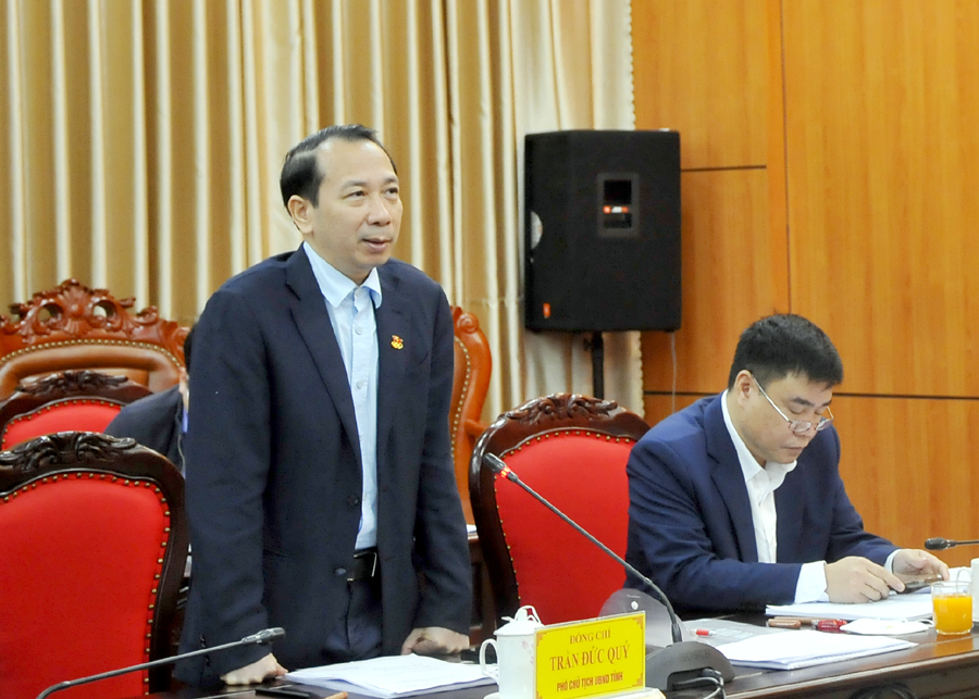 Phó Chủ tịch UBND tỉnh Trần Đức Quý đề nghị thành phố Hà Giang linh hoạt trong áp dụng các biện pháp dạy và học; xã hội hóa mua sắm thiết bị y tế phòng, chống dịch Covid-19.