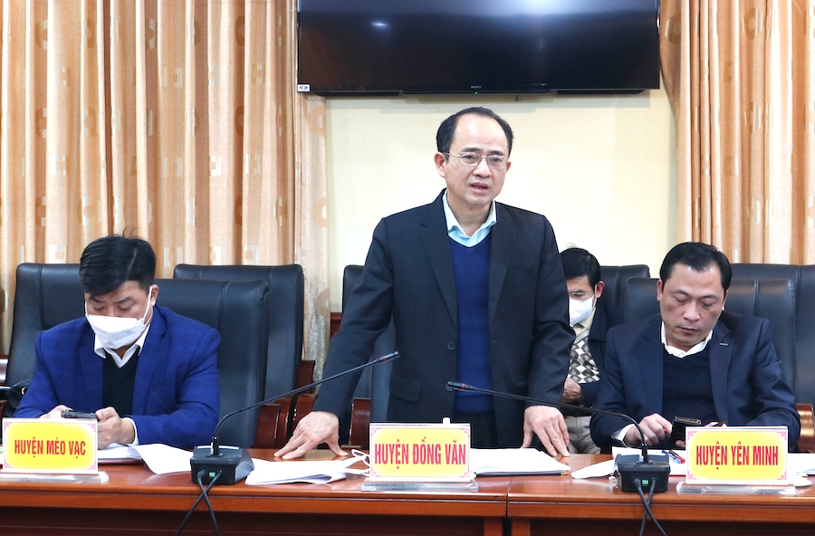 Lãnh đạo huyện Đồng Văn báo cáo tiến độ thực hiện các nhiệm vụ theo kế hoạch của UBND tỉnh giao.