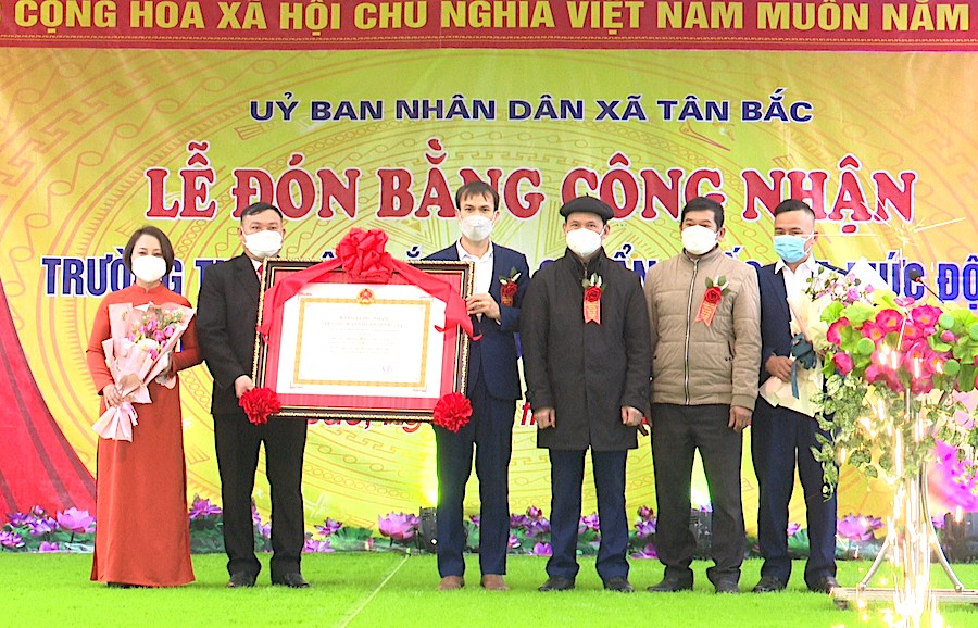 Lãnh đạo huyện Quang Bình trao Bằng công nhận cho tập thể trường THCS Tân Bắc.