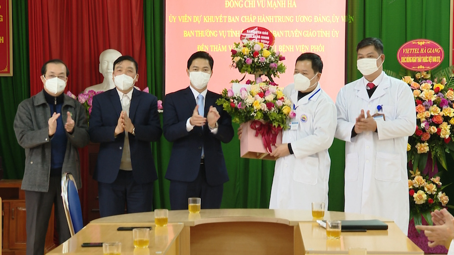 Trưởng Ban Tuyên giáo Tỉnh ủy Vũ Mạnh Hà tặng hoa chúc mừng Bệnh viện phổi.