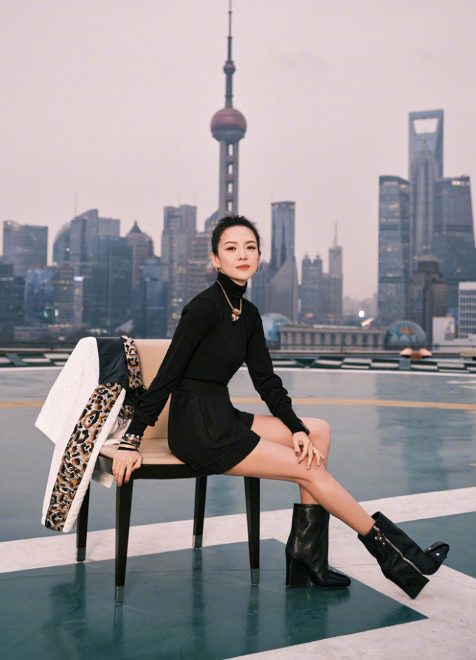 Nữ diễn viên trong trang phục của Louis Vuitton. Trang Sina nhận xét ở tuổi tứ tuần, người đẹp Ngọa hổ tàng long giữ vóc dáng mảnh mai, gu thời trang nền nã. Cô thường xuất hiện với trang phục kín đáo, cảm hứng cổ điển.