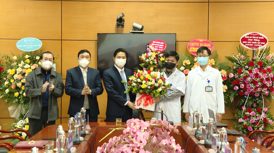 Trưởng Ban Tuyên giáo Tỉnh ủy Vũ Mạnh Hà tặng hoa chúc mừng Bệnh viện Đa khoa tỉnh.