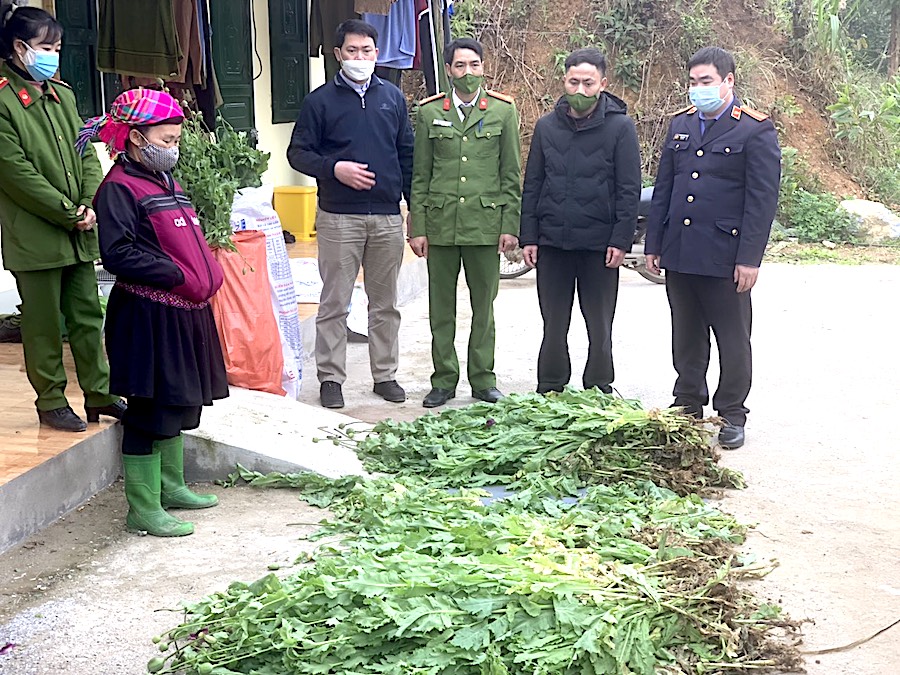 Công an huyện Yên Minh tiến hành thu giữ, kiểm đếm tang vật. (Ảnh: CTV)