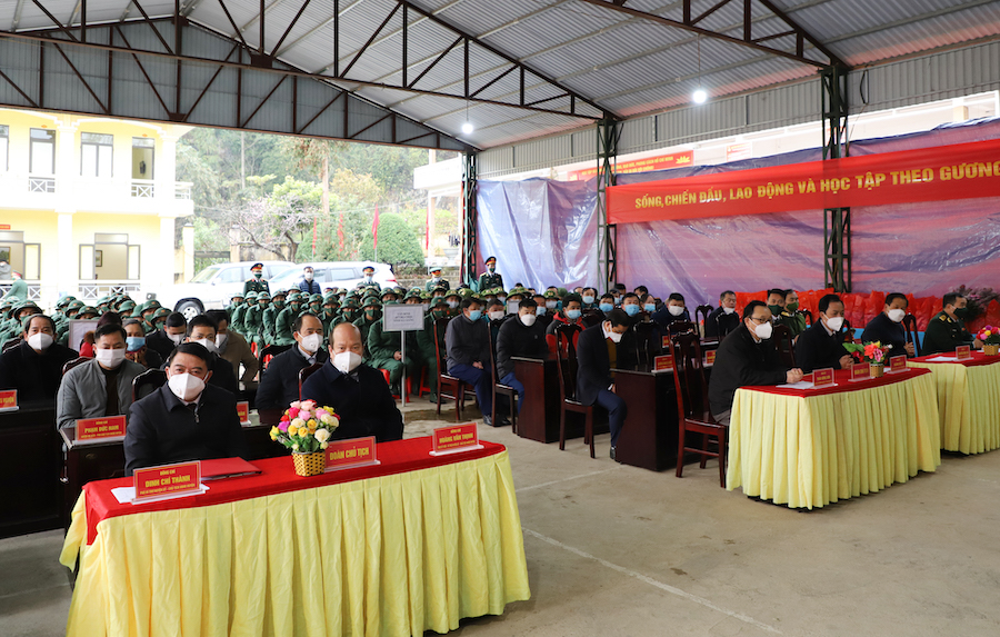 Các đại biểu dự lễ giao nhận quân tại huyện Đồng Văn.