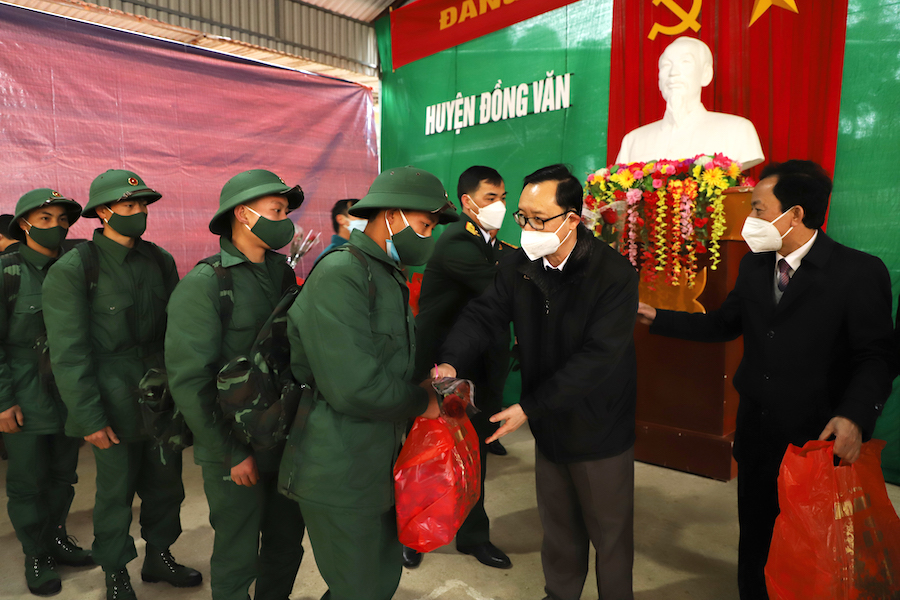 Đồng chí Thào Hồng Sơn, Phó Bí thư Thường trực Tỉnh ủy, Chủ tịch HĐND tỉnh tặng hoa động viên các tân binh.