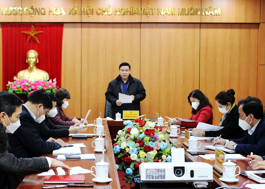 Đồng chí Hoàng Gia Long, Ủy viên BTV Tỉnh ủy, Phó Chủ tịch Thường trực UBND tỉnh, Trưởng Tiểu ban Kinh tế chủ trì cuộc họp.