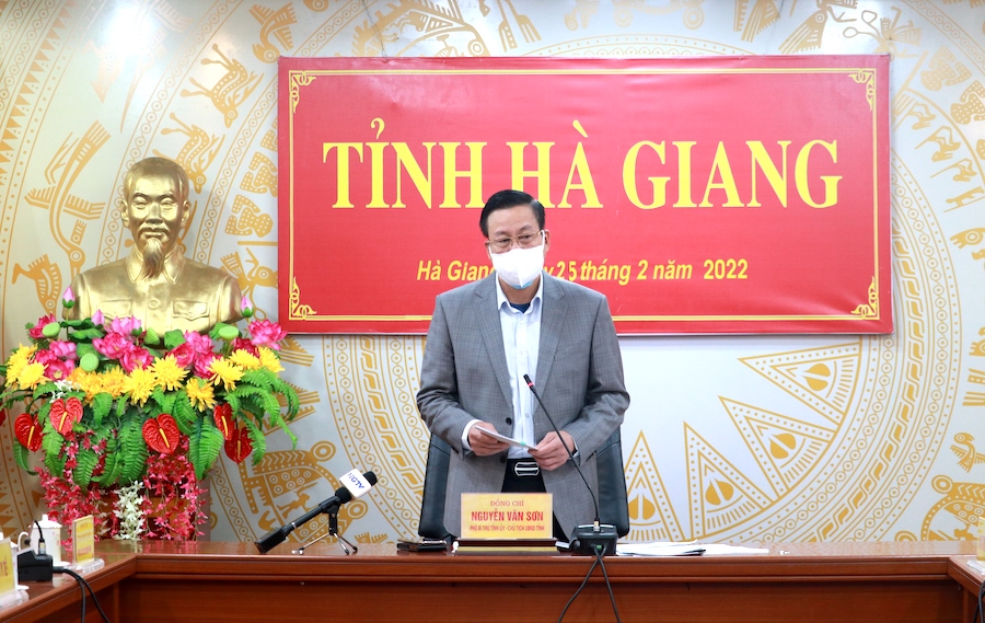Chủ tịch UBND tỉnh Nguyễn Văn Sơn phát biểu kết luận hội nghị.
