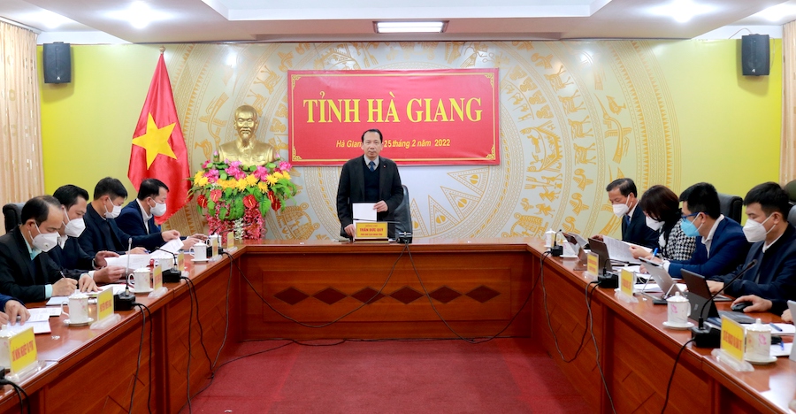 Phó Chủ tịch UBND tỉnh Trần Đức Quý phát biểu tại cuộc họp.