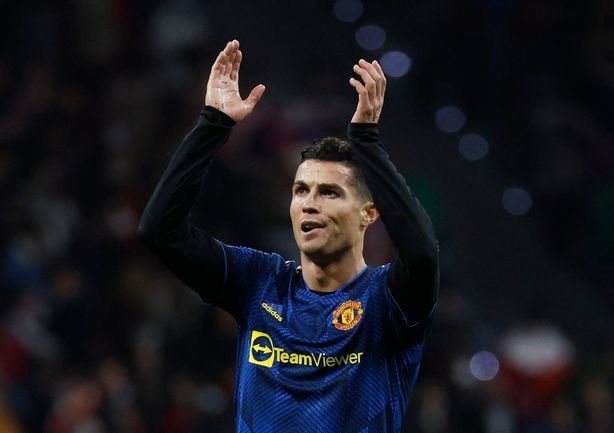 Ronaldo tri ân CĐV Man Utd sau trận hoà 1-1 trên sân của Atletico Madrid, lượt đi vòng 1/8 Champions League tối 23/2. Ảnh: Reuters
