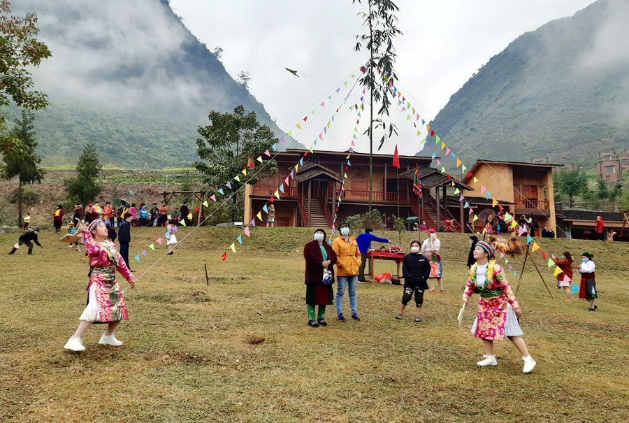 Du khách tham quan Lễ hội Gầu Tào tại HMong Village (xã Đông Hà, huyện Quản Bạ) (Ảnh: Đức Ninh)