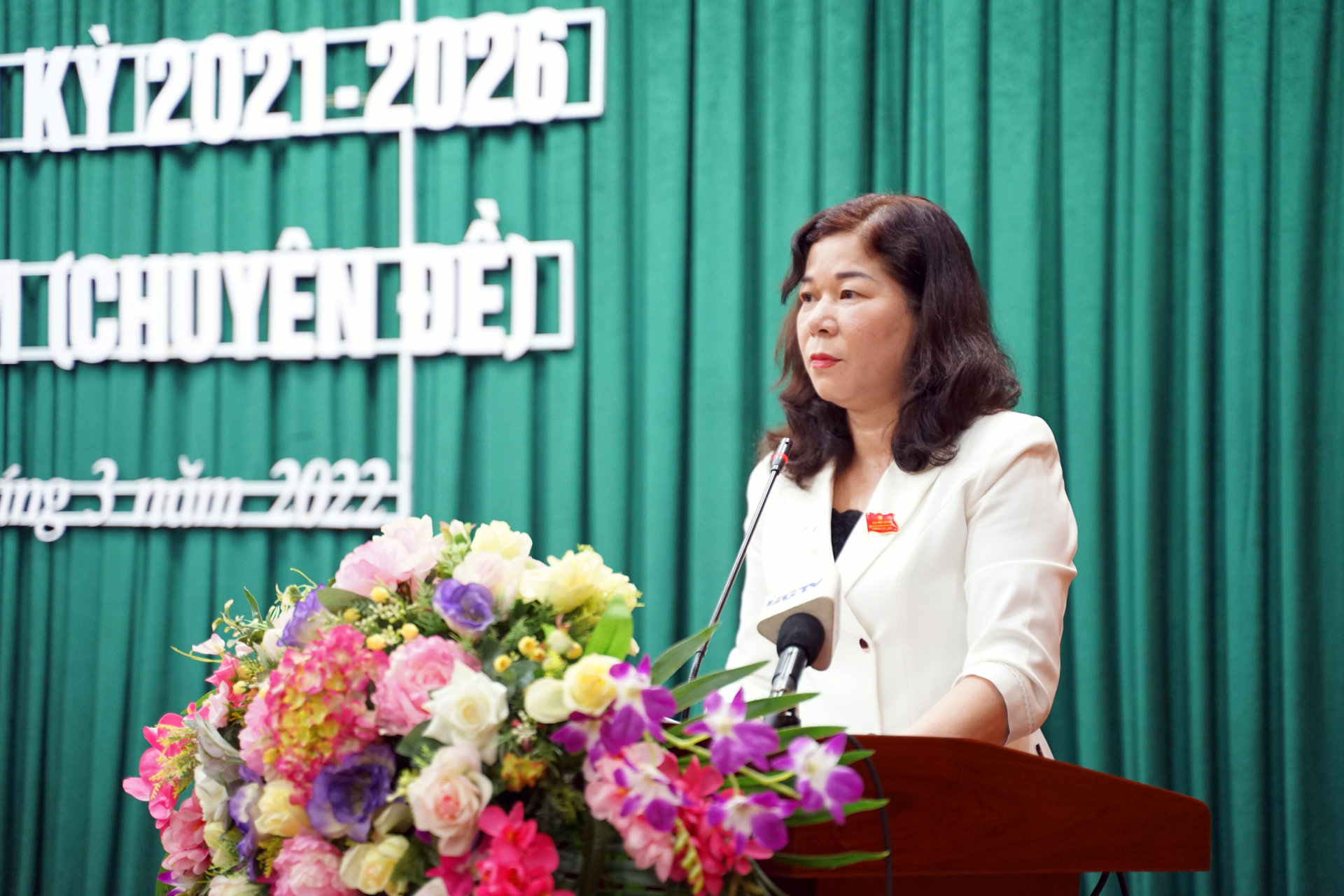 Phó Chủ tịch Thường trực HĐND tỉnh Chúng Thị Chiên bế mạc kỳ họp.