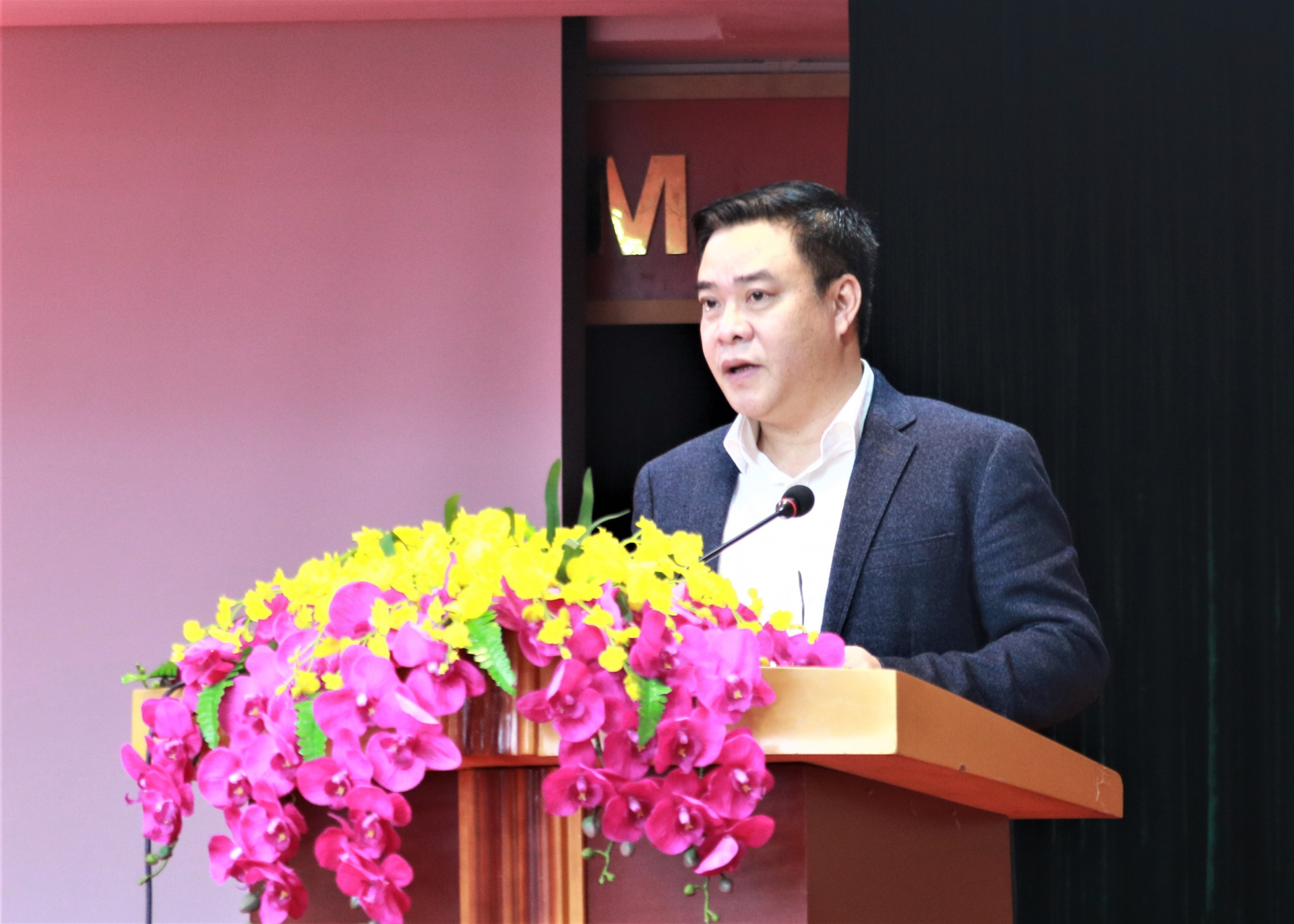 Phó Chủ tịch Thường trực UBND tỉnh Hoàng Gia Long đề nghị Công ty Điện lực Hà Giang và các sở, ngành tích cực phối hợp tháo gỡ khó khăn, vướng mắc để sớm đưa điện lưới quốc gia về đến 100% các thôn biên giới đặc biệt khó khăn của tỉnh.