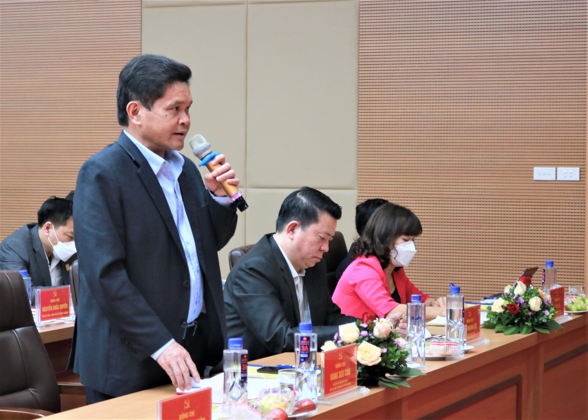 Chủ tịch Ủy ban MTTQ tỉnh Vàng Seo Cón đề nghị Đảng ủy Công ty Điện lực Hà Giang chú trọng thực hiện quy chế dân chủ trong doanh nghiệp, chăm lo đời sống người lao động; phối hợp với các địa phương làm tốt công tác an sinh xã hội trên địa bàn.
