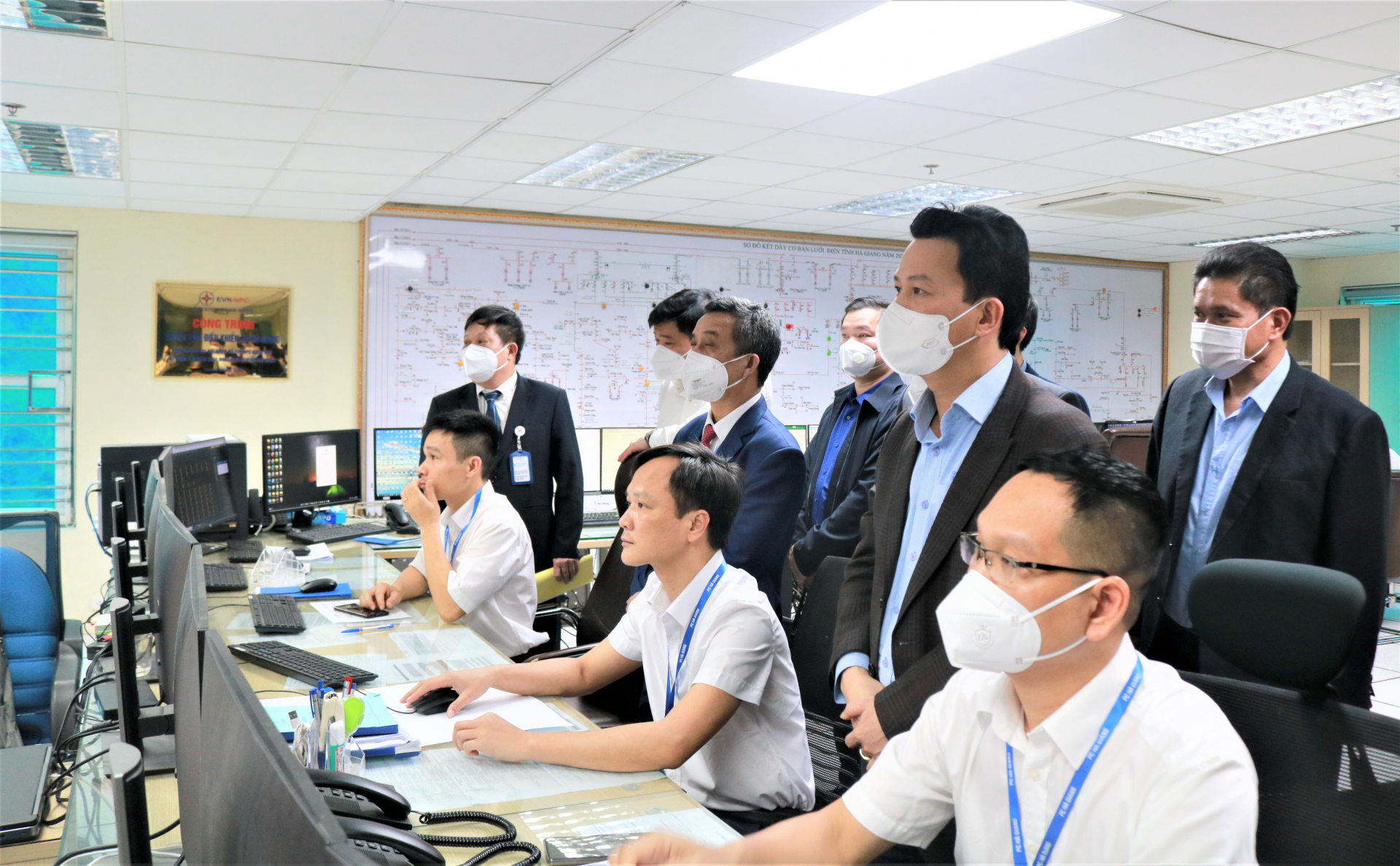 Bí thư Tỉnh ủy Đặng Quốc Khánh và các đồng chí lãnh đạo tỉnh tham quan Trung tâm điều khiển xa của Công ty Điện lực Hà Giang.