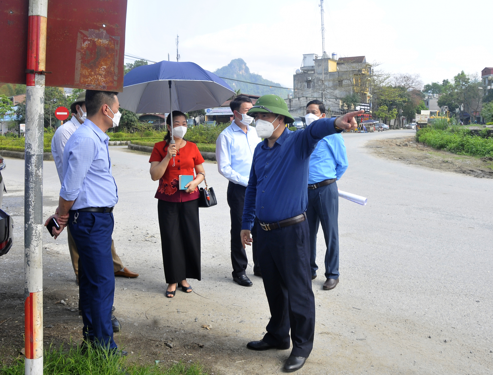 Phó Chủ tịch Thường trực UBND tỉnh Hoàng Gia Long kiểm tra khu vực đảo giao thông đoạn đầu đường đôi cầu Mè.