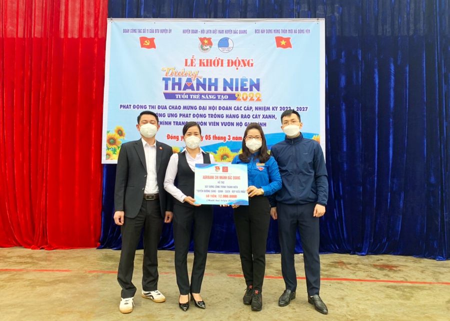Đ/c Đào Thị Tâm, Phó Giám đốc Agribank Chi nhánh Bắc Quang trao tặng kinh phí hỗ trợ xây dựng công trình cho Huyện đoàn Bắc Quang.