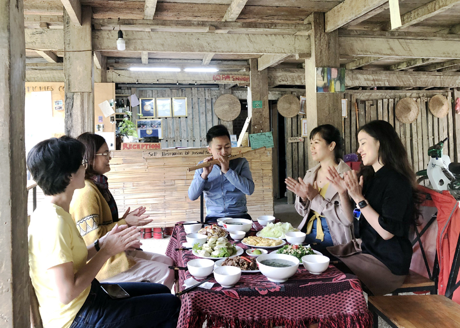 Khách du lịch trải nghiệm văn hoá ẩm thực tại Homestay Du Già, xã Du Già (Yên Minh).