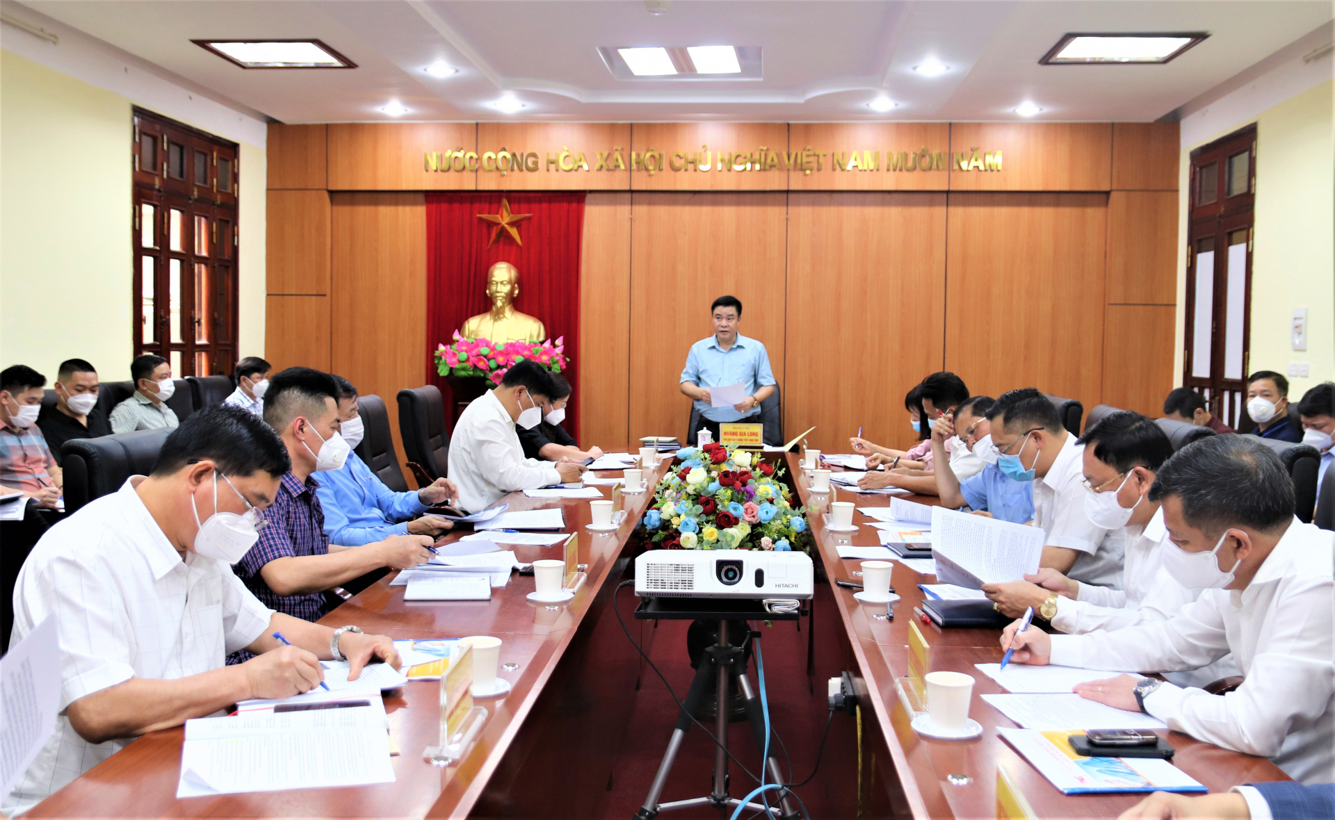 Các đại biểu dự buổi làm việc đánh giá tiến độ triển khai thủ tục đầu tư dự án Khu đô thị mới Hà Phương và Trường Chính trị tỉnh (cũ).