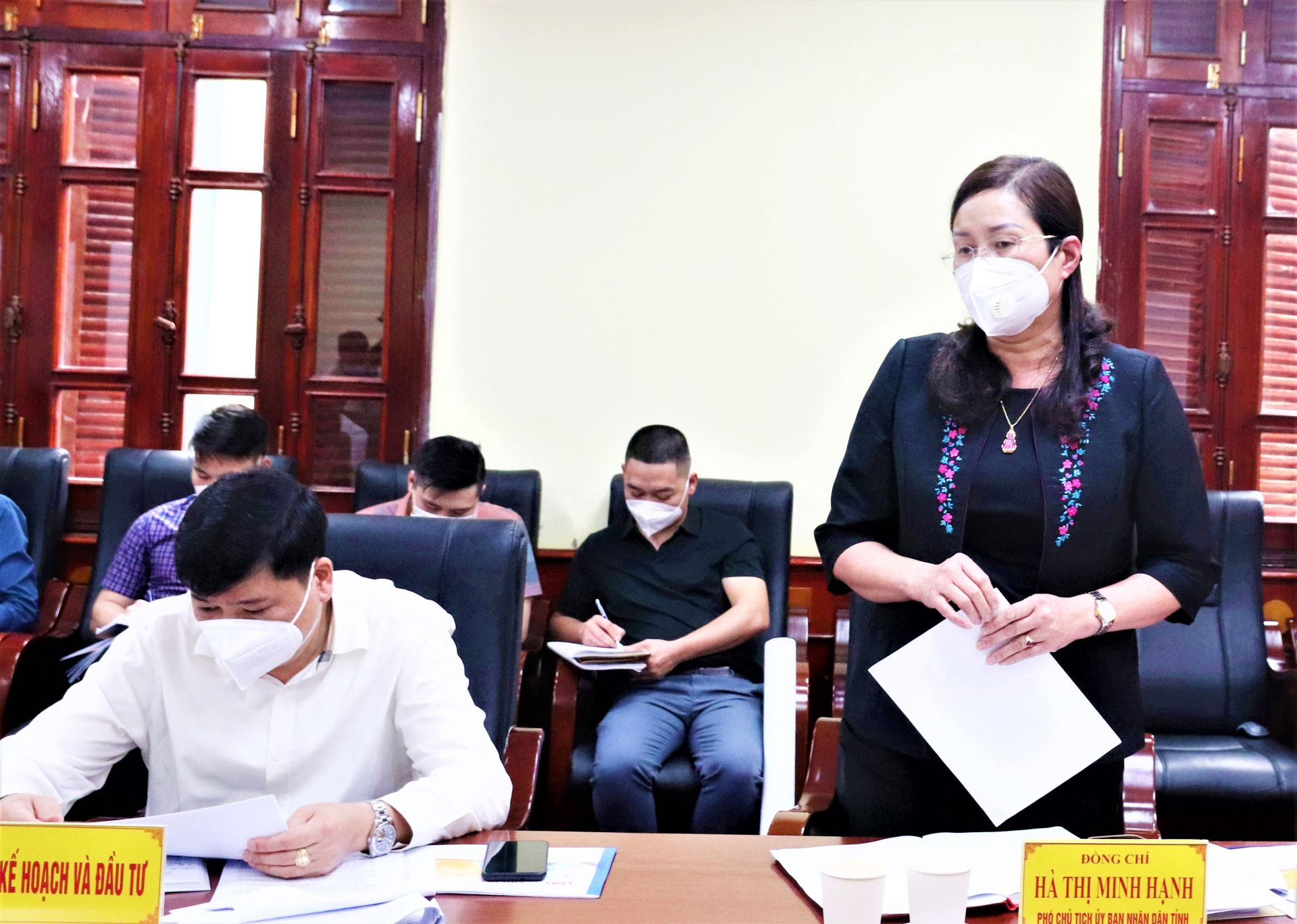 Phó Chủ tịch UBND tỉnh Hà Thị Minh Hạnh đề nghị các sở, ngành, địa phương tiếp tục đồng hành với doanh nghiệp, kịp thời tháo gỡ khó khăn, đẩy nhanh tiến độ thực hiện các dự án.