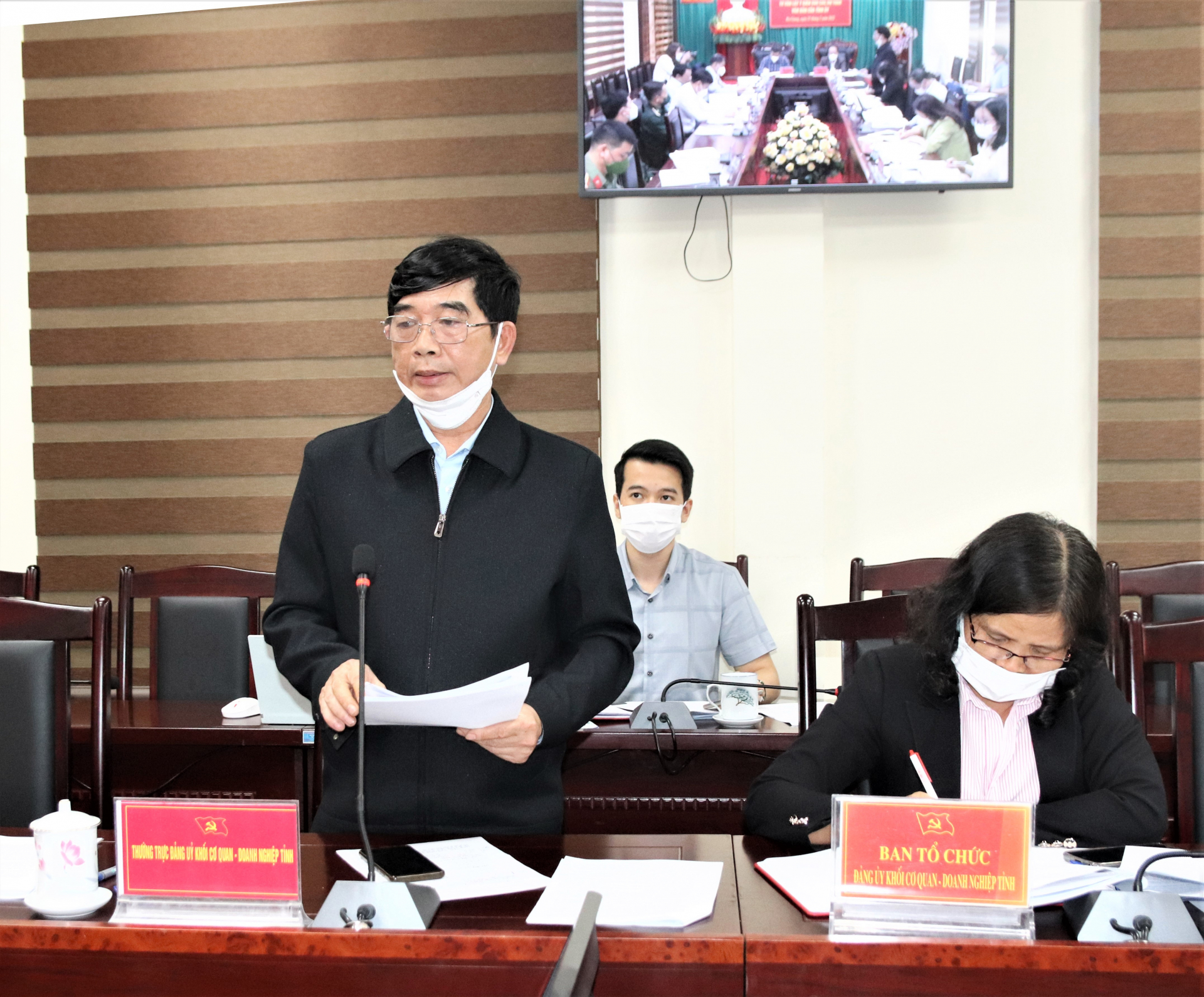 Bí thư Đảng ủy Khối Cơ quan – Doanh nghiệp tỉnh Trương Văn Thắng đóng góp ý kiến vào dự thảo các văn bản của Tỉnh ủy.