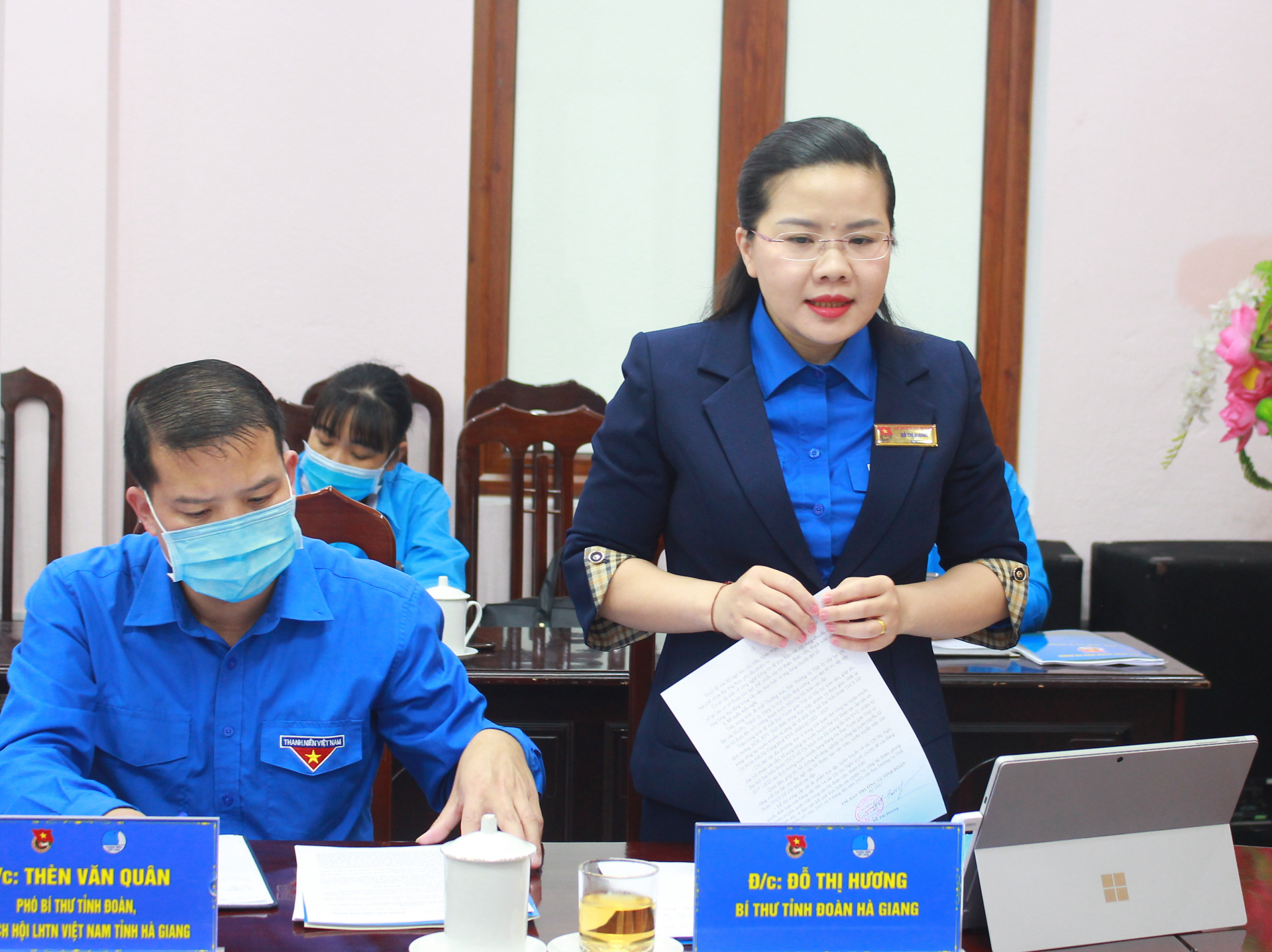 Đồng chí Đỗ Thị Hương, Bí thư Tỉnh đoàn báo cáo kết quả thực hiện nhiệm vụ tại buổi làm việc