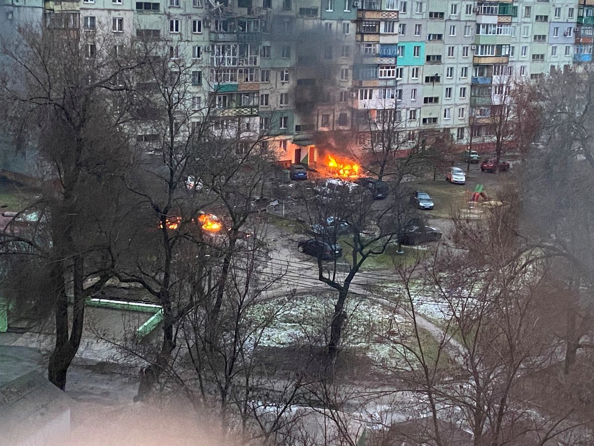 Những đám cháy trong một khu dân cư ở thành phố Mariupol, Ukraine sau các trận pháo kích hôm 3/3. Ảnh: Reuters.