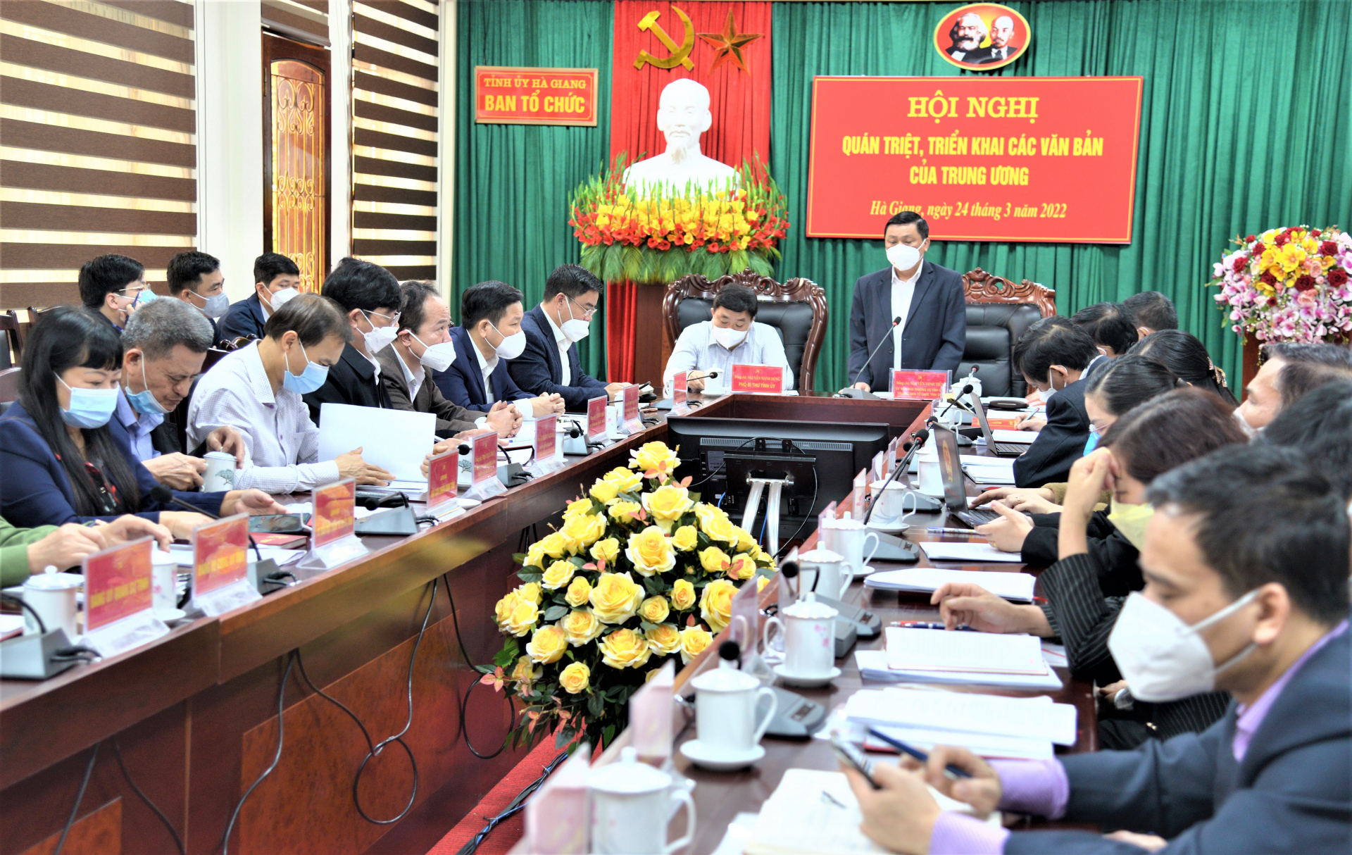 Trưởng Ban Tổ chức Tỉnh ủy Nguyễn Minh Tiến phát biểu tại hội nghị
