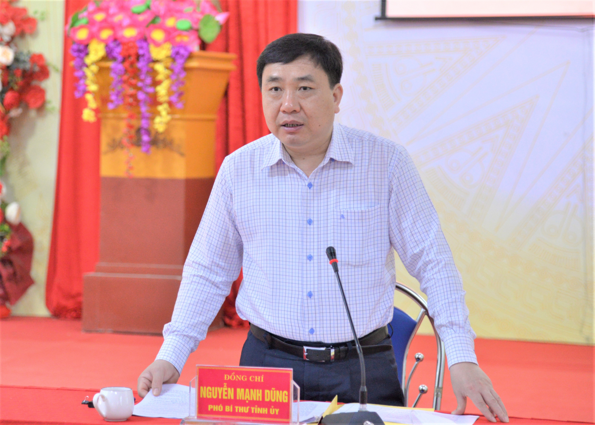 Phó Bí thư Tỉnh ủy Nguyễn Mạnh Dũng phát biểu kết luận tại buổi làm việc với xã Đạo Đức