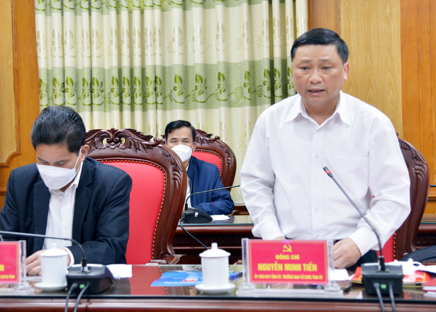 Trưởng Ban Tổ chức Tỉnh ủy Nguyễn Minh Tiến phát biểu tại cuộc họp.