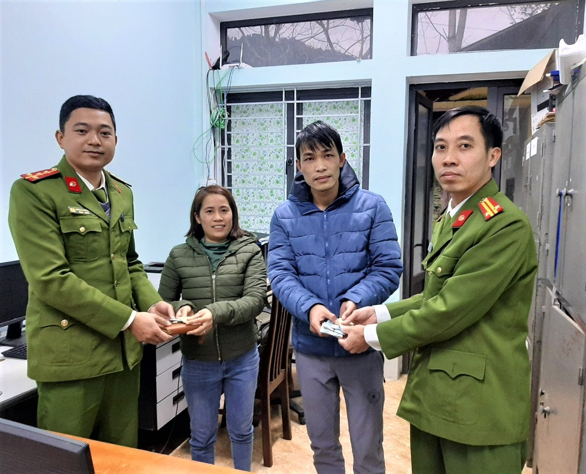 Vợ chồng anh Trần Văn Dưng và chị Nguyễn Thị Tuyết vui mừng nhận lại tài sản bị đánh rơi.