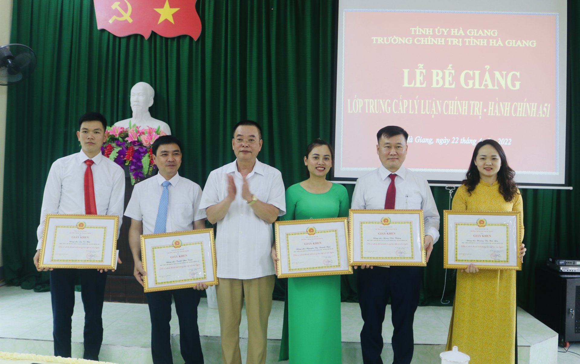 Lãnh đạo Trường Chính trị tỉnh trao Giấy khen cho các học viên có thành tích xuất sắc trong học tập