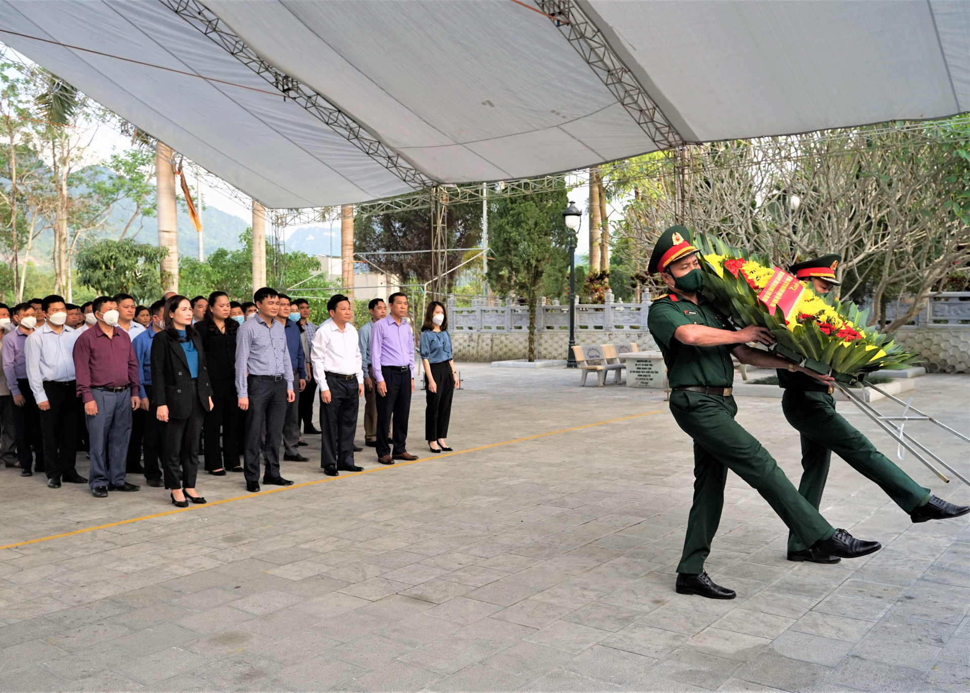Đoàn đại biểu HĐND các cấp của tỉnh khóa XVIII dâng vòng hoa tưởng nhớ các AHLS tại Nghĩa trang Liệt sỹ Quốc gia Vị Xuyên.