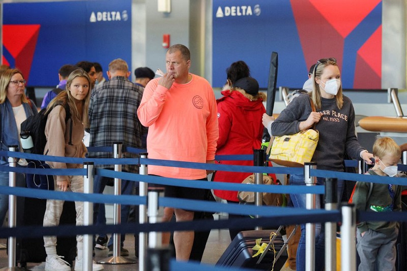 Hành khách tại sân bay quốc tế Logan ở Boston, Massachusetts, Mỹ, ngày 19/4/2022. (Ảnh: Reuters)