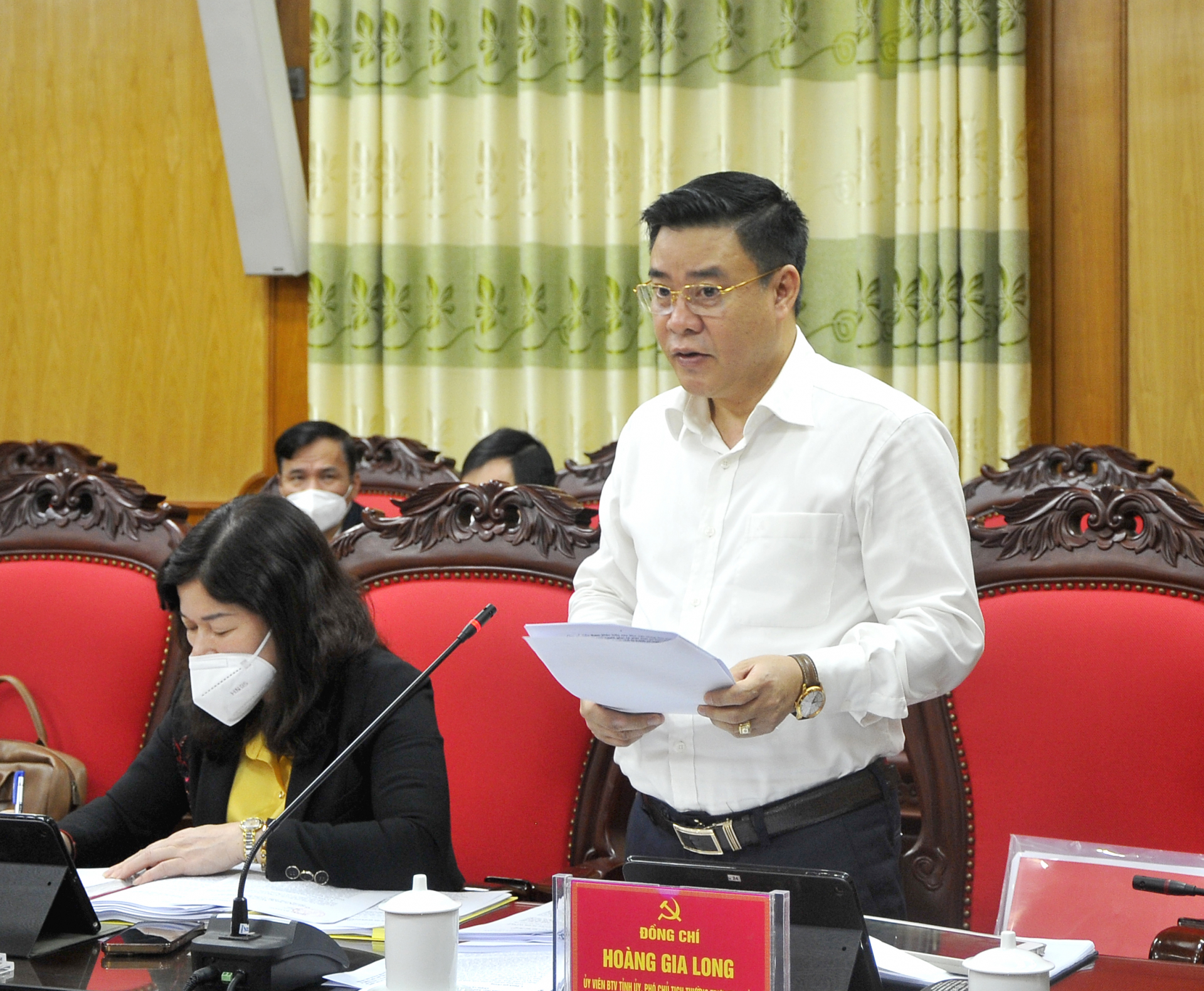 Phó Chủ tịch Thường trực UBND tỉnh Hoàng Gia Long trình bày các tờ trình của Ban cán sự Đảng UBND tỉnh.