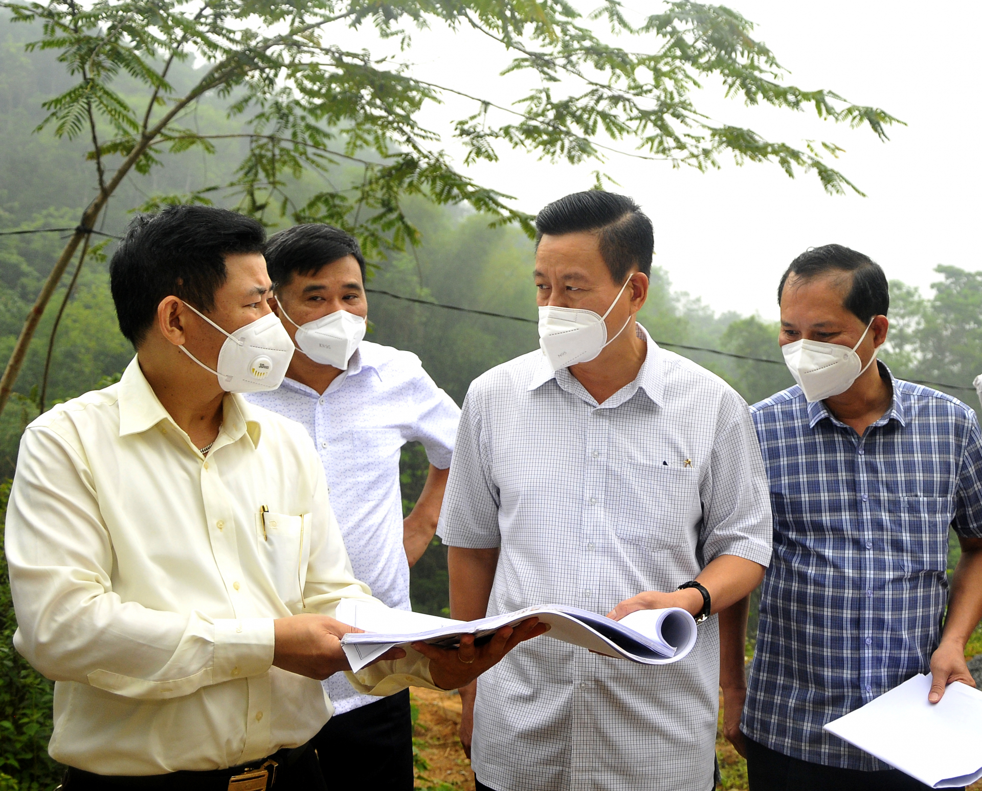 Chủ tịch UBND tỉnh Nguyễn Văn Sơn kiểm tra bản đồ khu vực dự án mở đường từ cầu Gạc Đì đi cầu Phương Tiến.