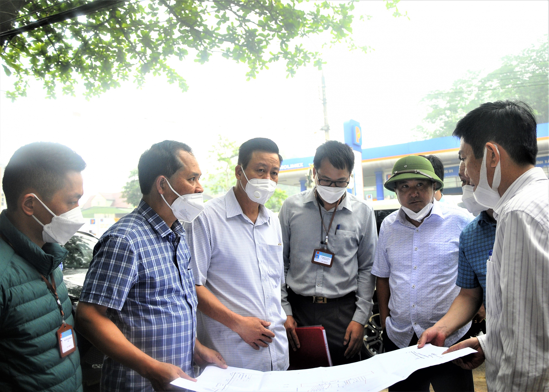 Chủ tịch UBND tỉnh Nguyễn Văn Sơn kiểm tra bản đồ khu vực xây dựng đập dâng nước tạo cảnh quan, đoạn đối diện cây xăng cầu Mè.