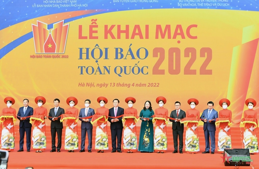 Các đại biểu cắt băng khai mạc Hội báo toàn quốc 2022. 