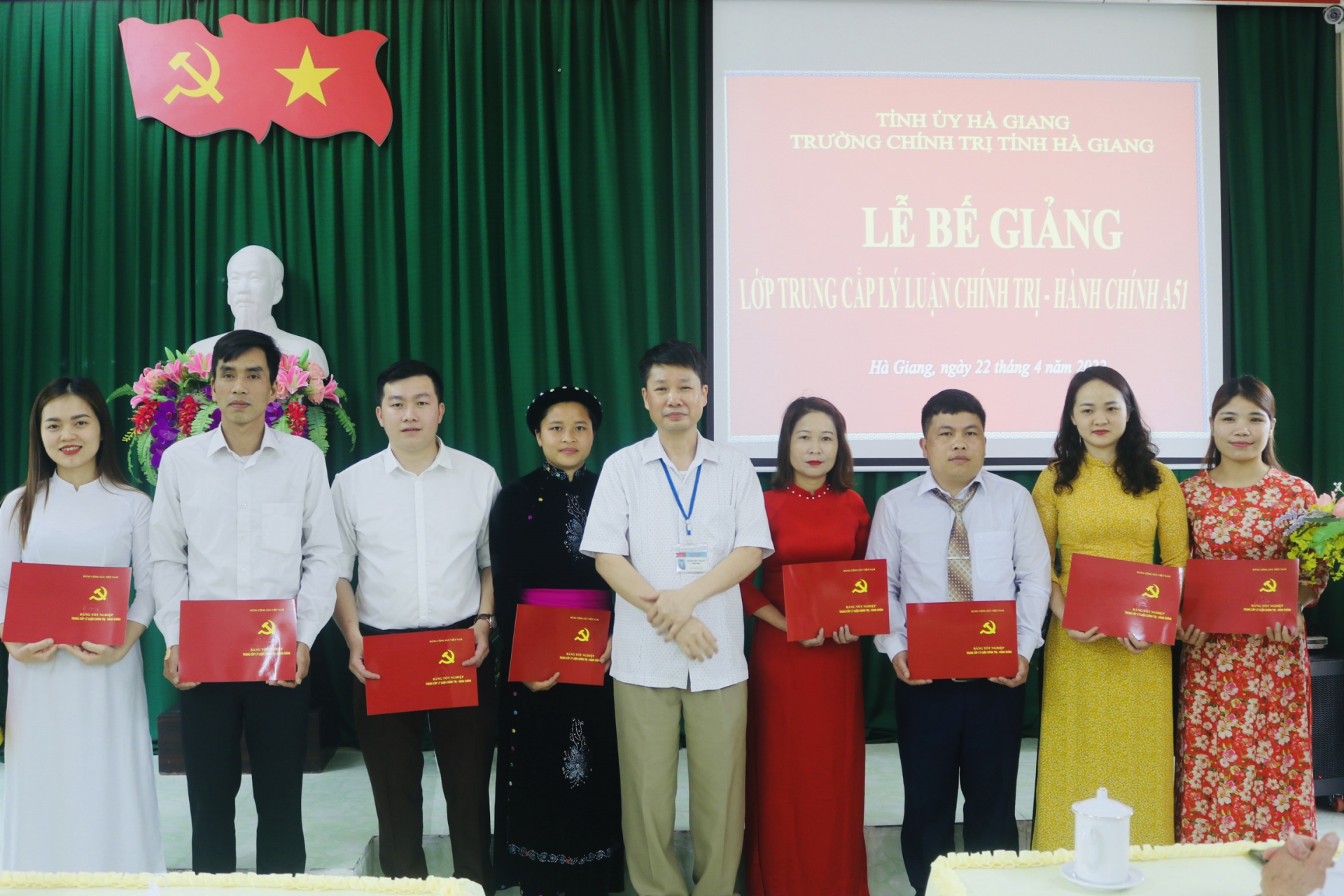 Lãnh đạo Trường Chính trị tỉnh trao Bằng tốt nghiệp cho các học viên.