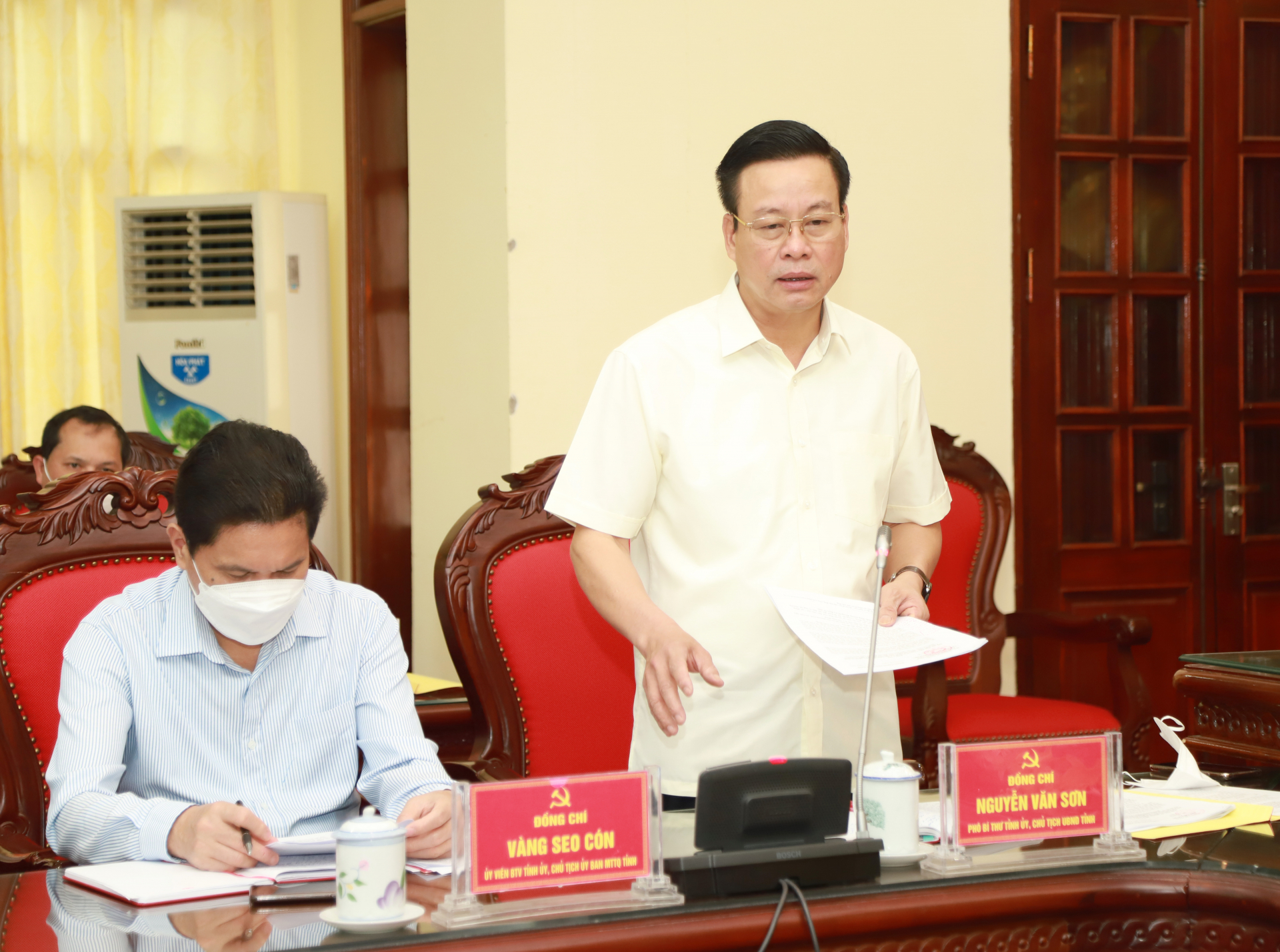 Chủ tịch UBND tỉnh Nguyễn Văn Sơn điều hành phần thảo luận
