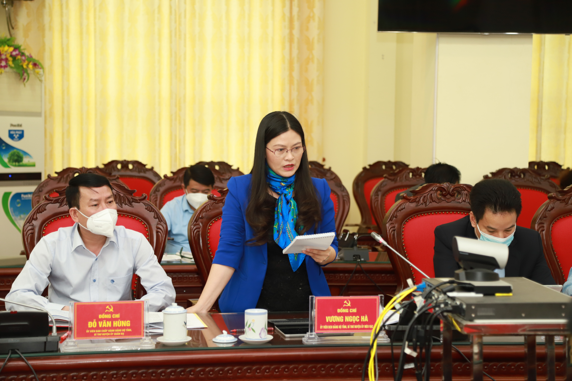 Bí thư Huyện ủy Mèo Vạc Vương Ngọc Hà tham gia thảo luận