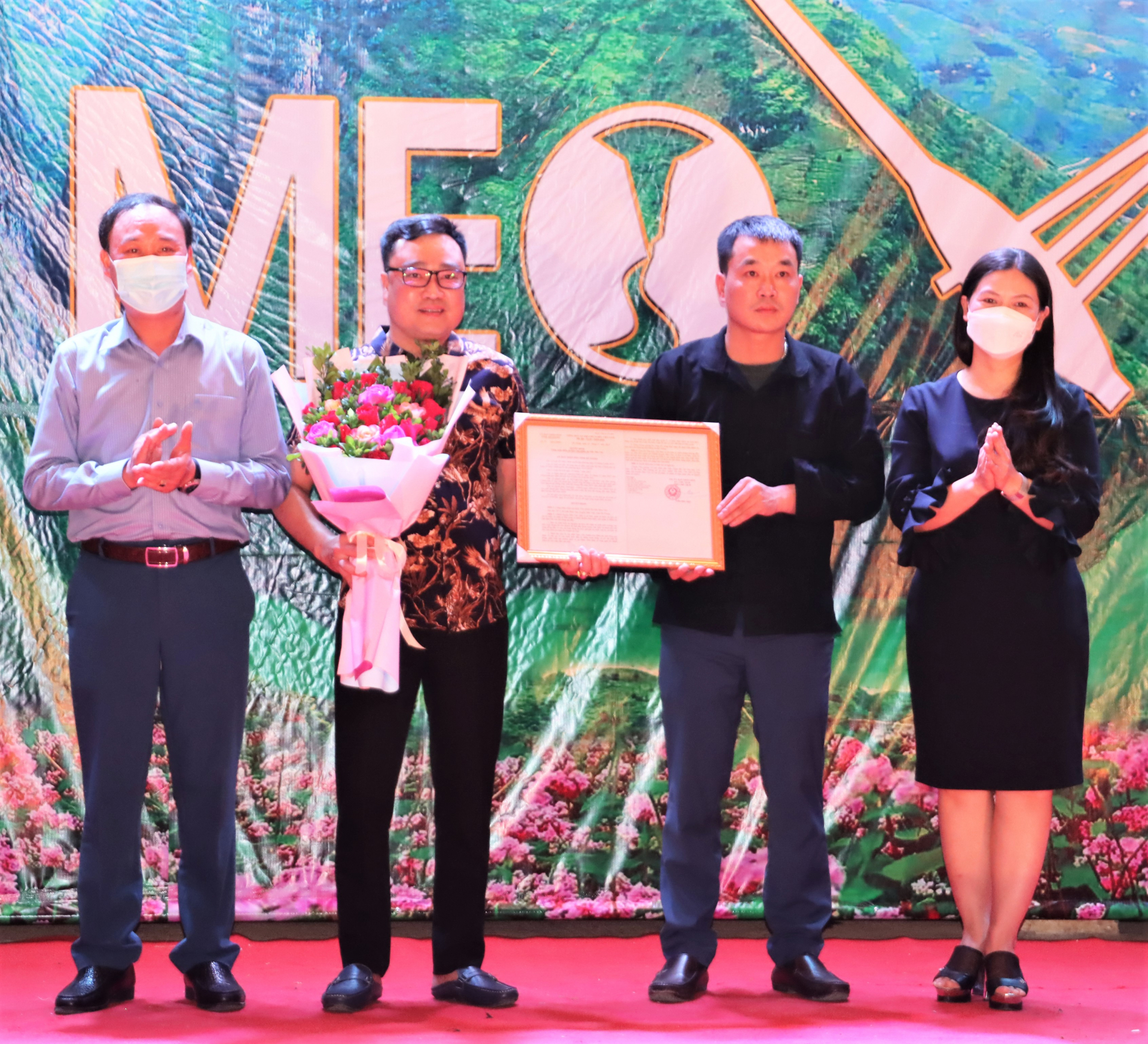 Lãnh đạo huyện Mèo Vạc trao Quyết định của Chủ tịch UBND tỉnh về công nhận điểm du lịch Chợ phiên thị trấn Mèo Vạc cho lãnh đạo thị trấn.
