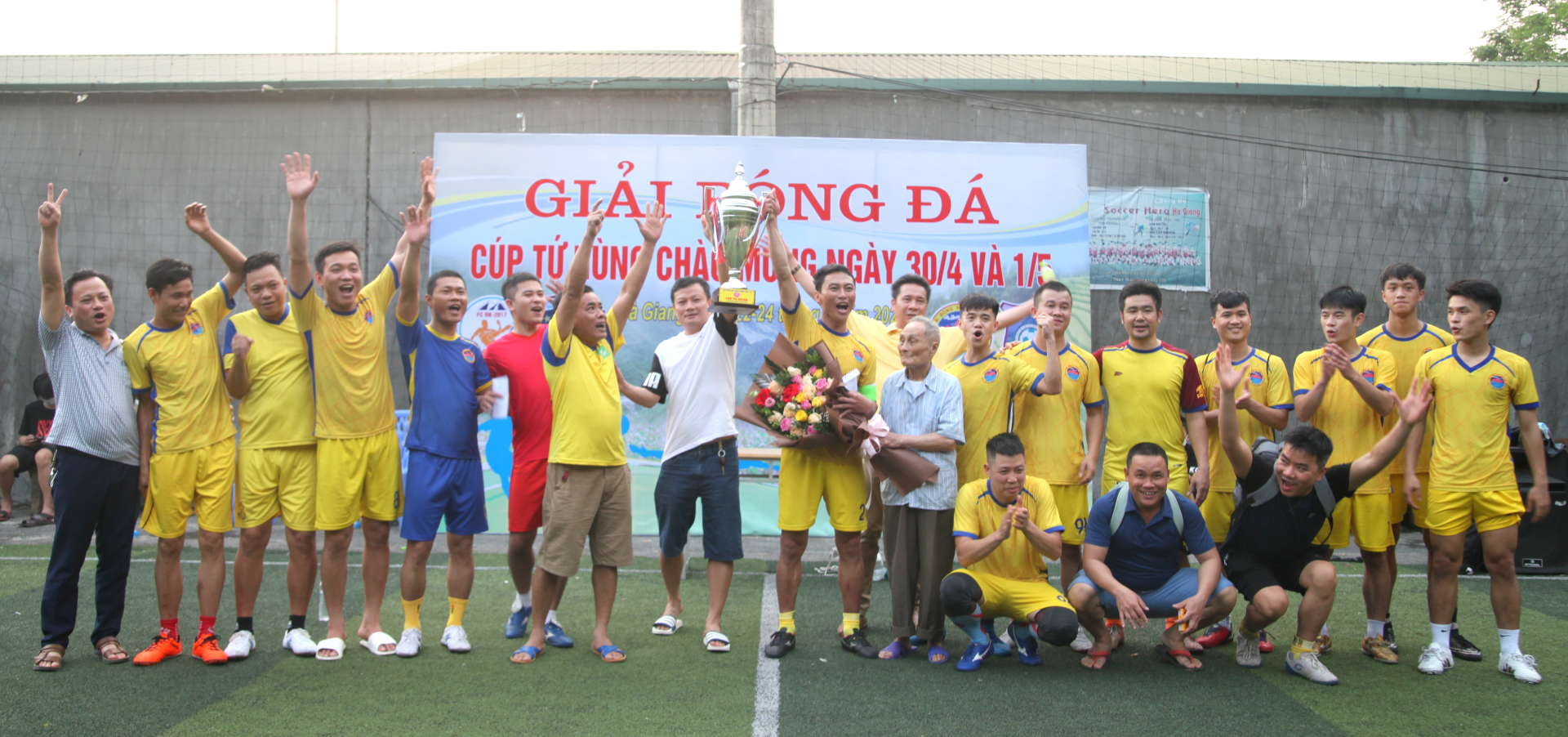 Ban tổ chức trao Cúp vô địch cho Câu lạc bộ bóng đá Nghệ Tĩnh.