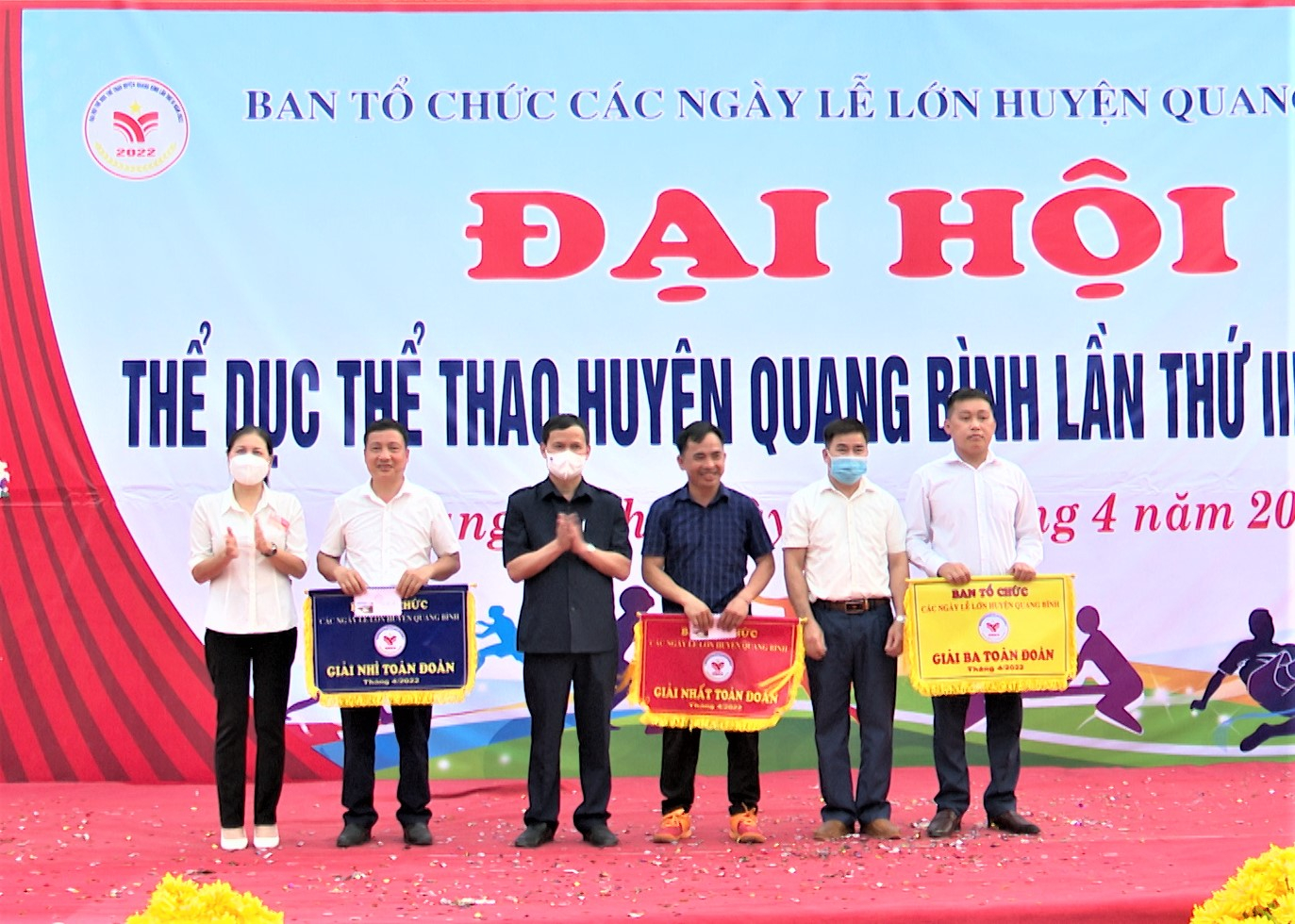 Lãnh đạo huyện Quang Bình trao giải Nhất, Nhì, Ba toàn đoàn cho các xã đạt thành tích cao trong các môn thi đấu