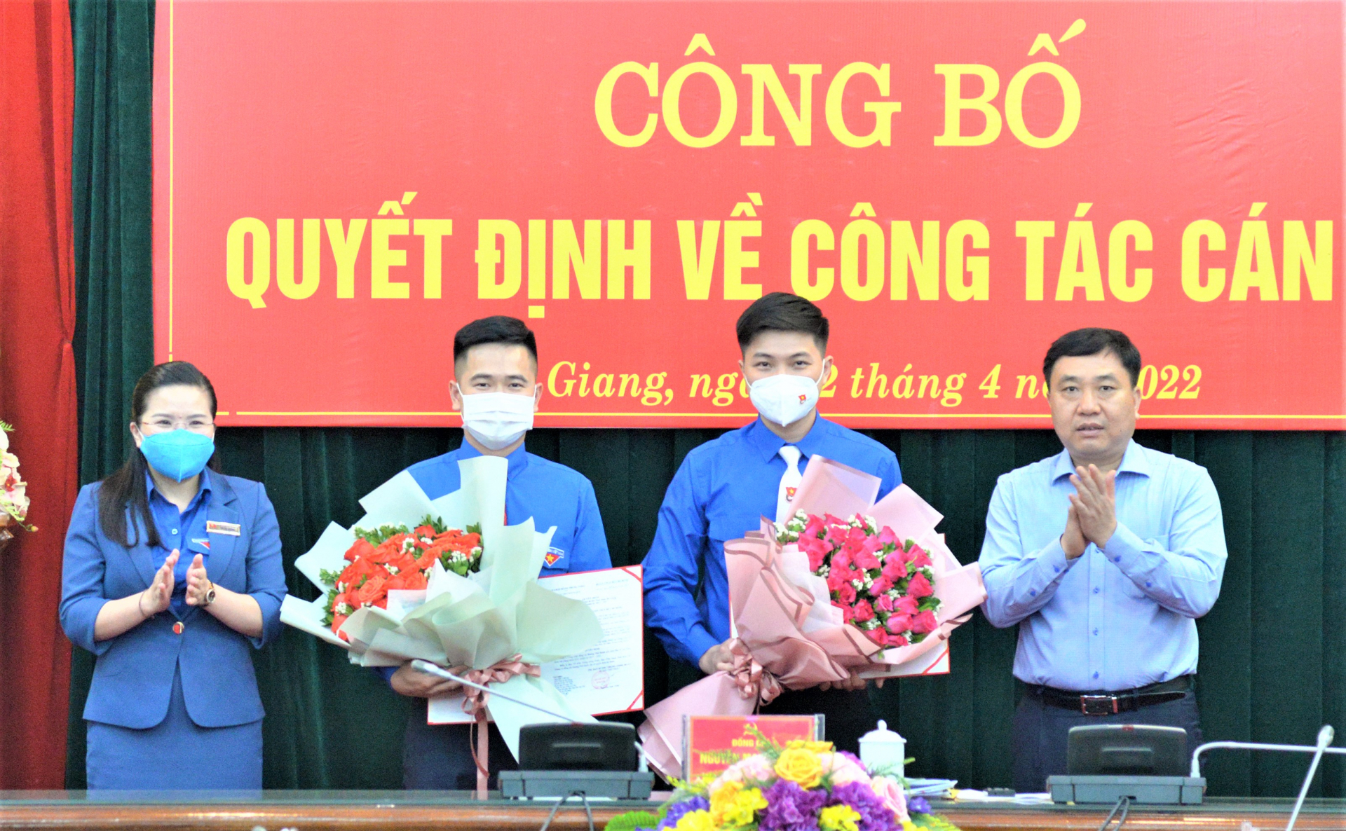 Phó Bí thư Tỉnh ủy Nguyễn Mạnh Dũng trao quyết định, tặng hoa chúc mừng đồng chí Nguyễn Hải Dương và Hoàng Thế Hanh.