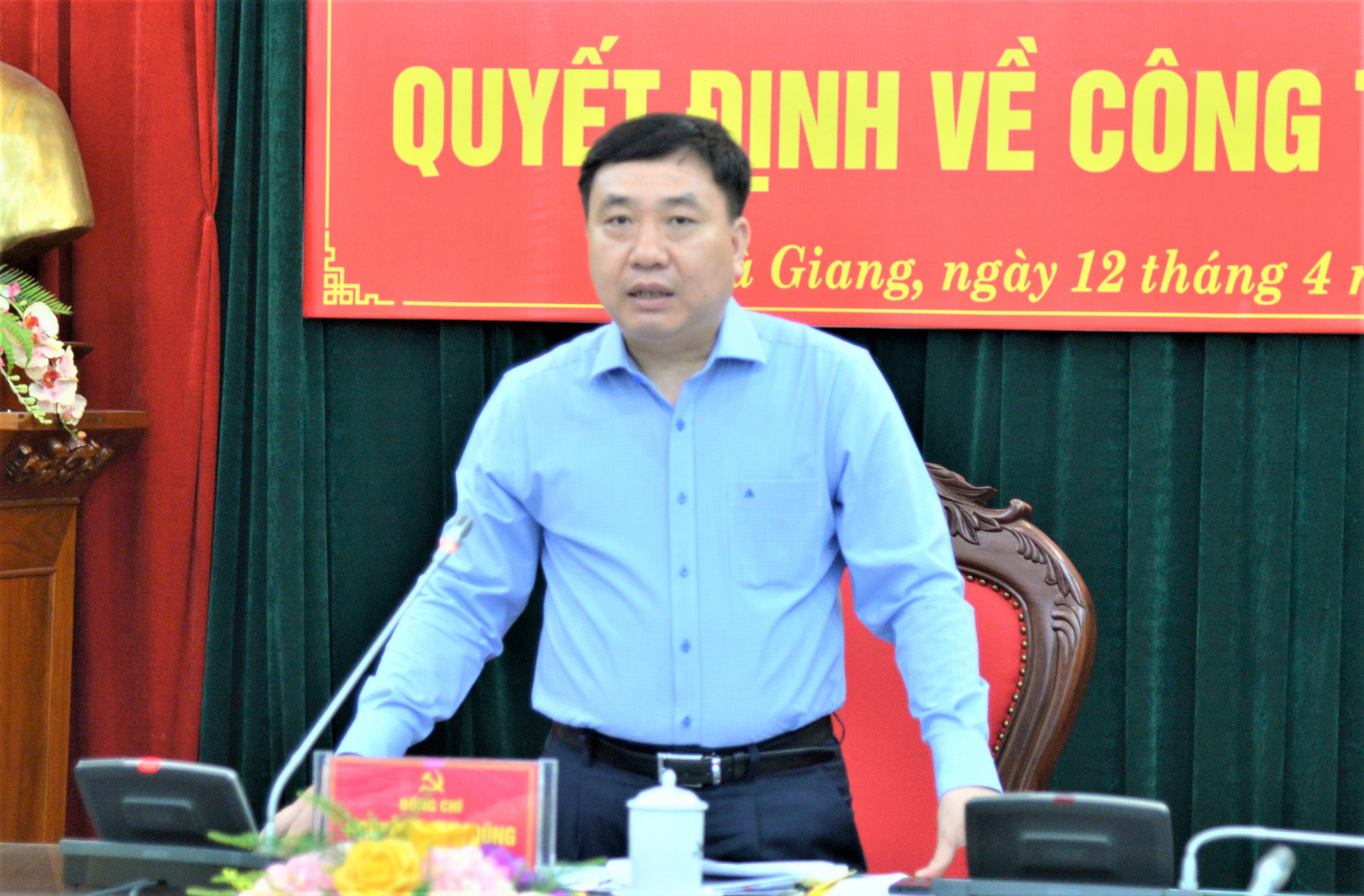 Phó Bí thư Tỉnh ủy Nguyễn Mạnh Dũng phát biểu giao nhiệm vụ cho đồng chí Nguyễn Hải Dương và Hoàng Thế Hanh
