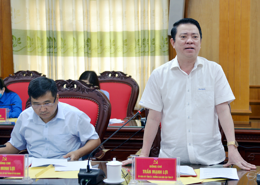 Trưởng ban Dân vận Tỉnh ủy Trần Mạnh Lợi, Trưởng Đoàn công tác theo dõi, chỉ đạo Đảng bộ huyện Mèo Vạc phát biểu tại buổi làm việc.
